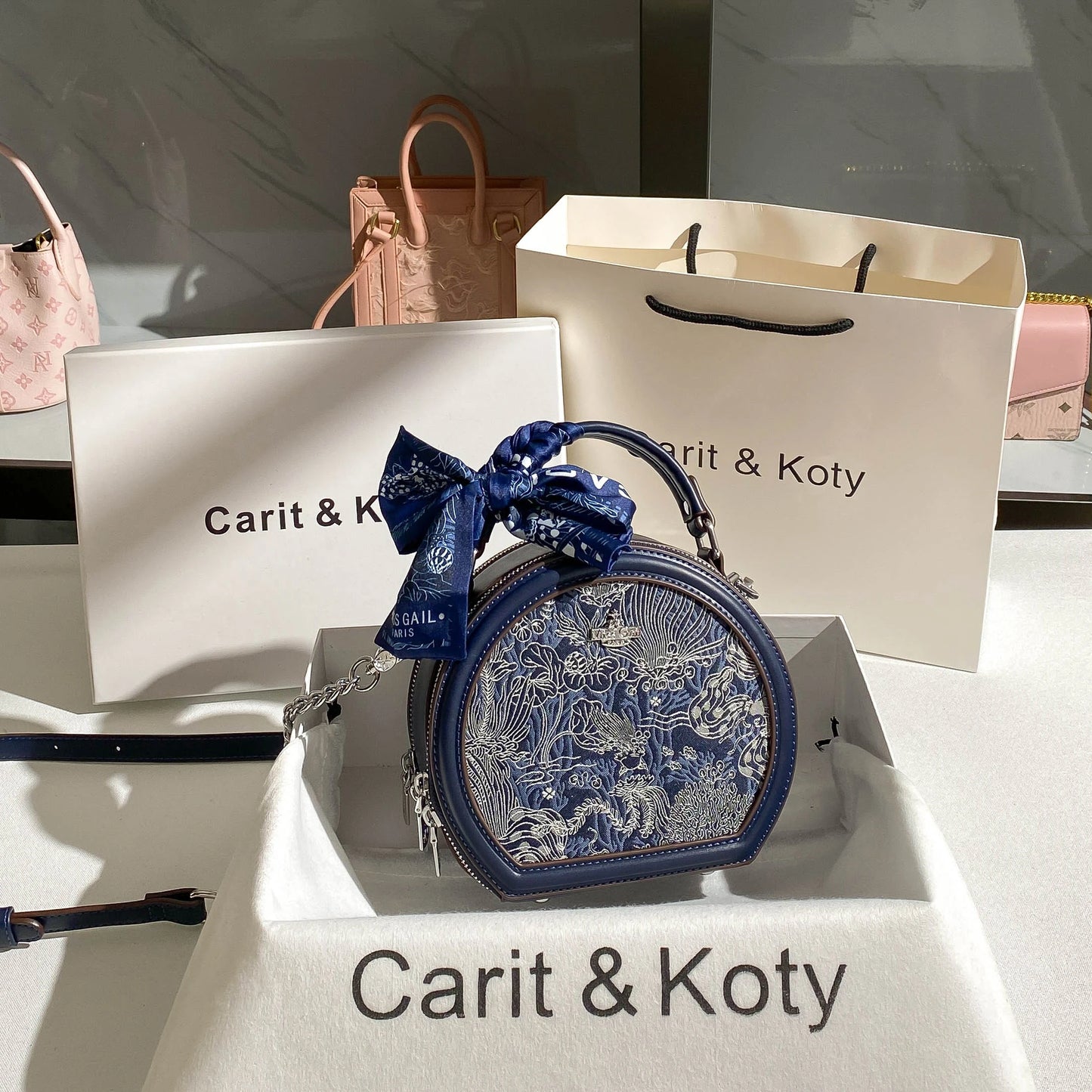 Mini Sac Rond Brodé – Bleu Élégant